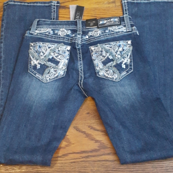 Grace in LA - Picture 2 of 4